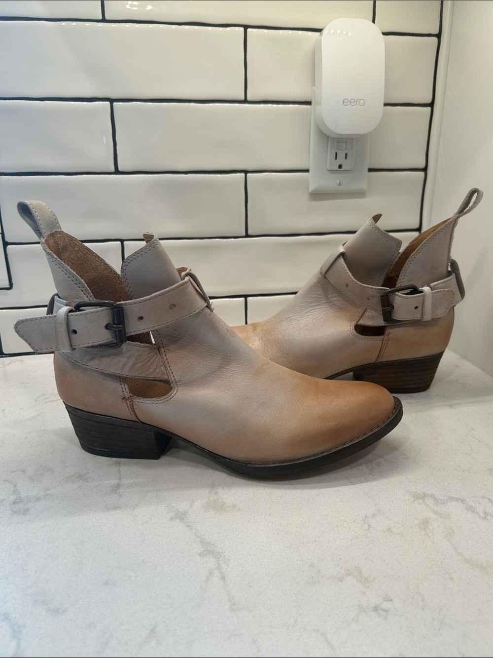 Very Volatile‎ Women's Taupe Leather Buckle Ankle Boots - Classic Style Size 10
